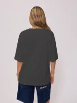 Remera color crema con estampado de estilo surf en el frente. Corte oversized.