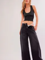 Top negro sin mangas, de estilo básico y sin costuras, con textura tejida y escote redondo.