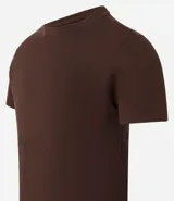 Remera muscle de hombre, color marrón claro, confeccionada en media malla, de cuello redondo y manga corta.