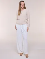 Camperita de tela liviana color beige, de silueta entallada con cuello a la base y abotonadura frontal con botones a tono. Cuenta con dos bolsillos con solapa en el frente, mangas largas con puños abotonados y largo a la cintura.