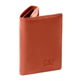 Billetera de cuero color marrón con costuras al tono. Cuenta con tres compartimentos para tarjetas de crédito, un compartimento de malla y un bolsillo oculto en el compartimento de efectivo. Incluye protección RFID y logo CAT grabado en la parte inferior. Fabricada en cuero de grano superior.