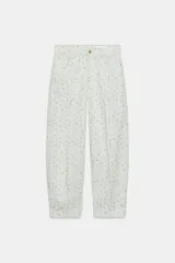 Jeans tiro alto corte tapered de Zara Woman Collection, confeccionados en denim con estampado floral y rayas verticales sutiles. Presenta diseño de cinco bolsillos, trabillas para cinto y cierre frontal con cremallera y botón metálico.