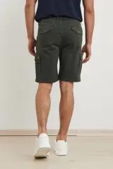 Bermuda cargo de corte recto en color verde oliva, con bolsillos laterales con solapa y cierre de botones.