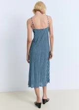 Vestido midi de corte recto con estampado de rayas verticales en tonos azules y verdes. Presenta escote en pico con detalle fruncido en el centro del busto y tirantes finos ajustables.