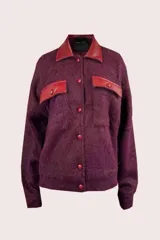 Chaqueta corta color burdeo confeccionada en alpaca y lana merino, con cuello y bolsillos de cuero.