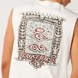 Musculosa blanca de corte clásico con diseño sin mangas, cuello redondo y pequeño estampado gráfico en el pecho.