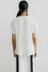 Remera blanca con corte horizontal y parte inferior negra.