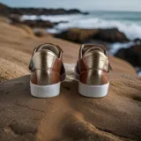 Sneakers urbanos de cuero vacuno en combinación de colores marrón terracota, blanco y dorado, con tiras de velcro y detalles pintados a mano en tono turquesa.