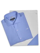 Camisa de manga larga para hombre de la marca RKF, con diseño de rayas finas celestes y rosadas, cuello italiano, cierre frontal de botones y logo bordado en el pecho.