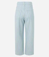 Pantalón recto cropped de tiro alto, confeccionado en sarga de algodón con estampado de rayas verticales en celeste y blanco. Cuenta con pretina con pasacintos, cierre frontal con botón y cremallera, y bolsillos delanteros y traseros.