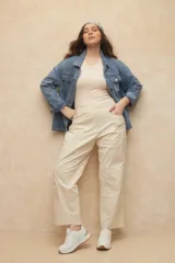 Pantalón negro de corte recto, con bolsillos laterales y recortes tipo cargo.