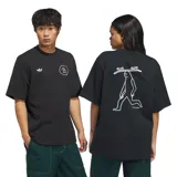 Remera negra de manga corta con ajuste holgado, perteneciente a la colaboración Adidas Originals Skate Spot x Mark Gonzalez. Presenta un pequeño logo de Adidas y un gráfico circular en el pecho, además de un estampado grande en la espalda con diseño de monopatín.