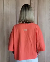 Remerón marrón de algodón, corte holgado y mangas cortas.