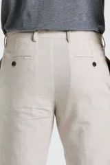 Pantalón de lino slim color beige, de corte recto y elegante, con bolsillos laterales y traseros.