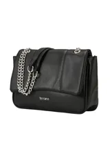Cartera Terrano modelo Paris, de diseño estructurado en color negro con solapa frontal y cierre magnético. Cuenta con una manija corta de simil cuero y una correa larga de cadena metálica plateada. Incluye el logo de la marca impreso en la parte inferior.