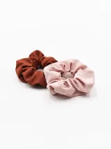 Pack de dos scrunchies (coleteros) de tela acanalada (rib), uno en color terracota/óxido y otro en rosa pálido/nude.