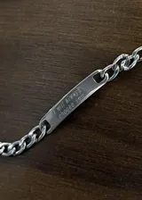Pulsera de eslabones uniformes de acero quirúrgico con placa central rectangular grabada con la frase 'I will always choose you'.
