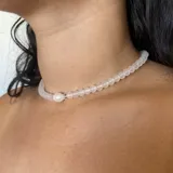 Collar de cuentas de vidrio de colores con detalles de cristal transparente checo y perlas de río naturales.