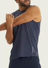 Musculosa deportiva sin mangas de color azul, con diseño de cuello redondo y detalle reflectante en el lateral inferior.