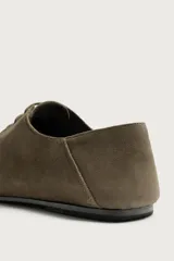 Zapato de vestir para hombre de piel con acabado en gamuza, color verde militar, punta redonda y cordones al tono.