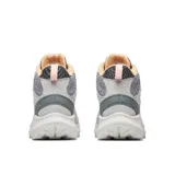 Bota de senderismo Merrell modelo Speed Strike 2, de diseño deportivo y dinámico. Confeccionada con una combinación de cuero de plena flor y ante impermeable en tonos gris claro y gris oscuro, con detalles en rosa suave. Cuenta con suela de goma adherente, entresuela de espuma EVA para mayor estabilidad y herrajes metálicos.