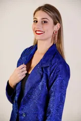 Blazer azul con estampado de rosas, de corte clásico y entallado.