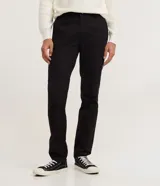 Pantalón slim de sarga color gris, con cintura con trabillas, cierre de botón y cremallera, y bolsillos laterales y traseros.