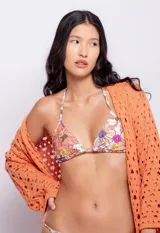 Top de bikini con estampado floral multicolor, corte triangular, tirantes finos para atar en cuello y espalda, forro y copas desmontables.