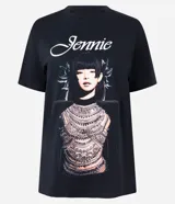 Remera de algodón color negro con cuello redondo y mangas cortas. Presenta un estampado gráfico frontal de la artista Jennie con diseño detallado.