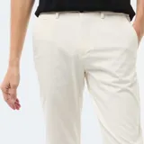 Pantalón chino de twill color blanco, con corte ajustado y bolsillos laterales, ideal para un look formal o casual.