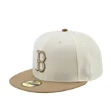 Gorra New Era modelo 59Fifty con visera plana, color crema con visera y logo bordado en color caqui. Presenta estructura cerrada y logo de la marca bordado en el lateral.