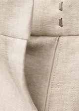 Pantalon de vestir de tiro medio con diseño recto y largo, confeccionado en lino. Cuenta con cierre delantero de botón, gancho y cremallera ocultos, y dos bolsillos laterales.