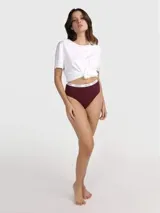 Colaless de cintura alta Calvin Klein, color borgoña, confeccionada en microfibra elástica sin costuras, con cintura elástica lisa con logo repetido en blanco.