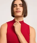 Blusa sin mangas de punto acanalado color celeste, con cuello alto.