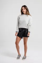 Sweater verde claro de tejido de punto con cuello redondo y mangas largas.