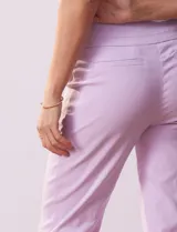 Pantalón verde esmeralda de gabardina elastizada, marca Zac & Rachel, de corte recto con pretina ancha pespunteada y largo al tobillo. Presenta bolsillos simulados.