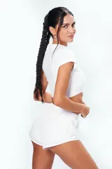 Remera deportiva blanca de corte crop top, confeccionada en tejido de punto suave al tacto.