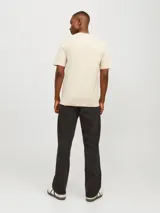 Remera de manga corta y cuello redondo con corte regular, confeccionada en tejido jersey de algodón orgánico.
