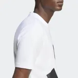 Remera Adidas Essentials Logo blanca con el logo de Adidas en color negro en el pecho.