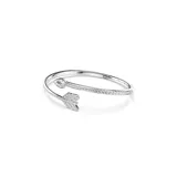 Brazalete rígido con baño de rodio en forma de flecha de Cupido, adornado con cristales transparentes y cierre de bisagra.