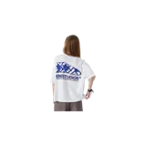 Remera blanca oversized de manga corta, con estampa frontal en color azul con diseño abstracto y tipografía corporativa.