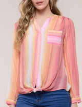 Blusa de gasa Zac & Rachel con estampado de rayas verticales en tonos rosados, amarillos y blancos. Presenta escote en V con cuello mao, cierre frontal con botones, un bolsillo aplicado en el pecho, mangas largas con presilla para regular el largo y detalle de nudo en el dobladillo inferior.