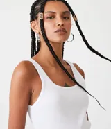 Musculosa negra de algodón con escote en U y corte ajustado.