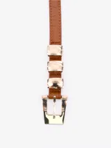 Cinto marrón con textura símil cocodrilo y hebilla dorada.