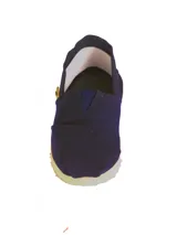 Alpargatas color bordó de lona con suela color beige.