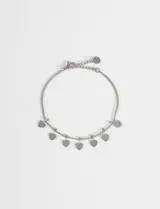 Pulsera de cadena fina de acero quirúrgico con múltiples dijes colgantes en forma de corazón y pequeñas esferas decorativas.