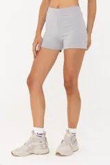 Short deportivo gris de tiro medio, confeccionado en tejido de poliéster y elastano.