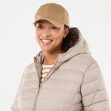 Anorak acolchado impermeable de color beige, con diseño capitoné de líneas horizontales, capucha incorporada y cierre frontal de cremallera.