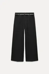 Pantalón culotte negro de tiro medio con trabillas y cinturón fino efecto piel con hebilla metálica. Presenta raya planchada y cierre de cremallera oculta en la costura.