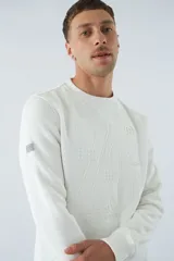 Buzo blanco de algodón con cuello redondo, mangas largas y logo y arte en relieve en el frente.